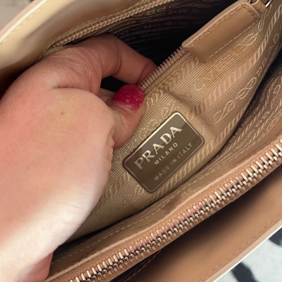 Prada Milano Cream colored Patent Shoulder Bag beautiful, classy and elegant - Picture 14 of 16